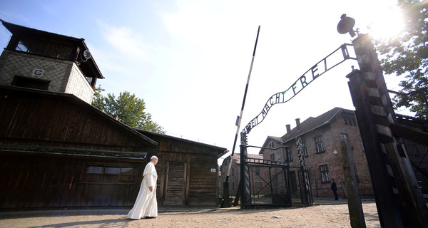 Папа Римский побывал в концлагере смерти Освенцим