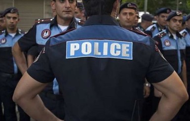Ереван: захватчикам здания полиции дали час на освобождение помещения