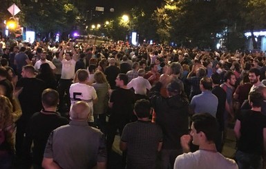 В Ереване начался очередной митинг, активисты требуют отставки власти