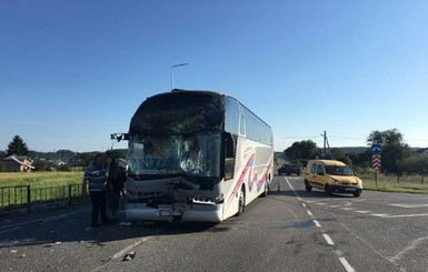 На Львовщине экскурсионный автобус с детьми врезался в маршрутку