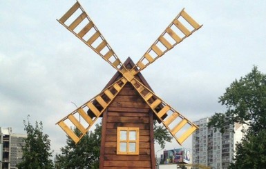 В Киеве на Черниговской появилась мельница
