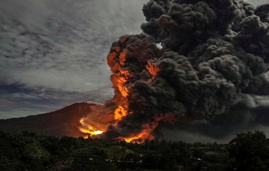 В Индонезии началось извержение вулкана Гамалама