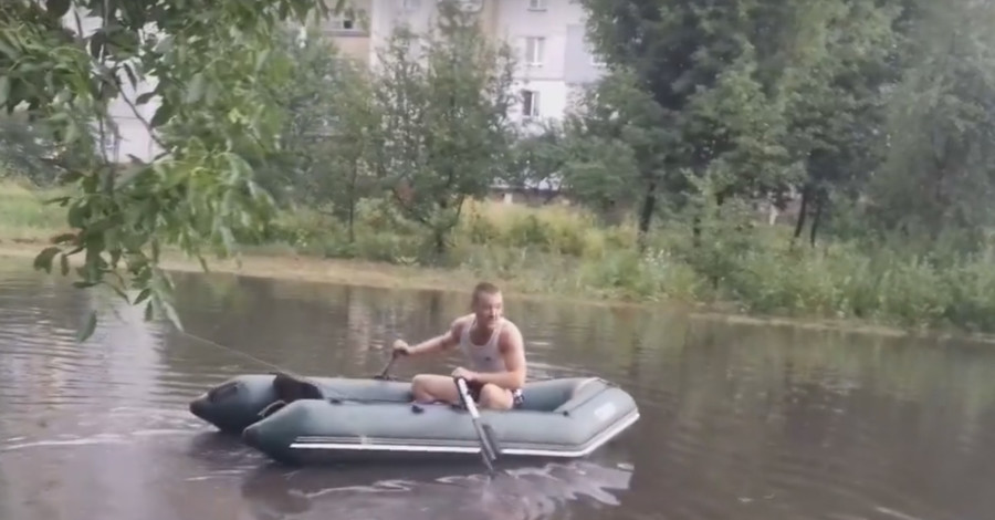 После ливня в Черкассах местный житель плавал по улицам на лодке 