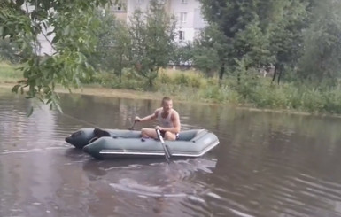 После ливня в Черкассах местный житель плавал по улицам на лодке 
