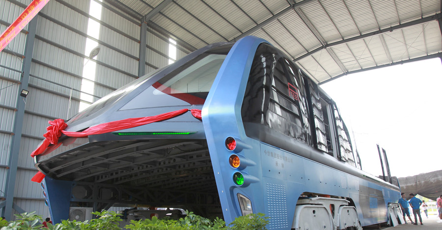 В Китае испытали автобус, под которым могут проезжать автомобили