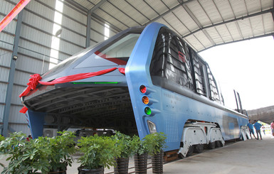 В Китае испытали автобус, под которым могут проезжать автомобили
