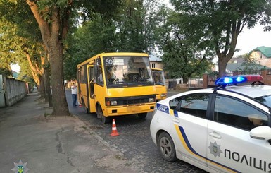 На Львовщине пьяный водитель маршрутки разбил автомобиль и въехал в дом