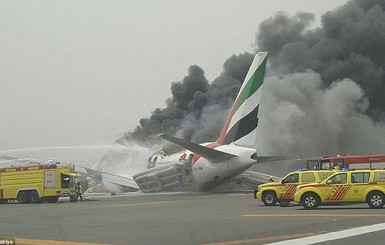 Как горел самолет Emirates в аэропорту Дубая