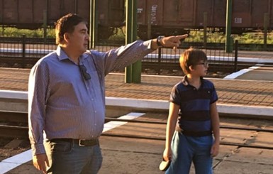 Саакашвили показал 10-летнему сыну Закарпатье
