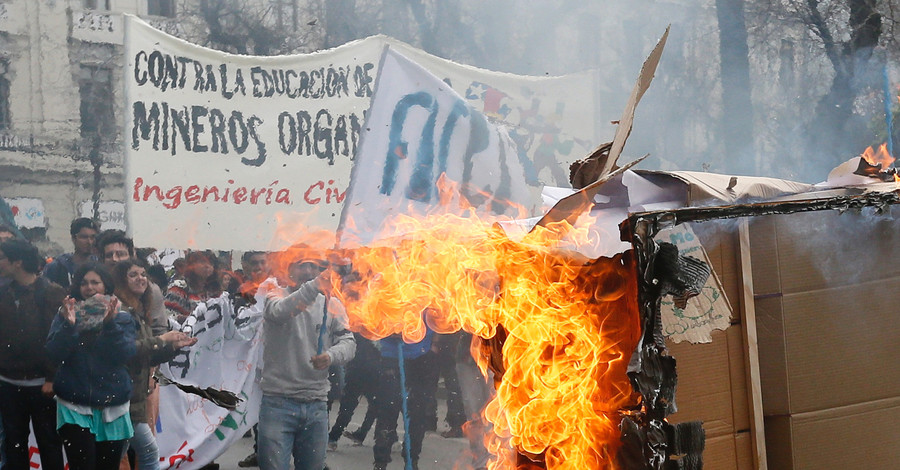В Чили на акции протеста полиция задержала 50 студентов 