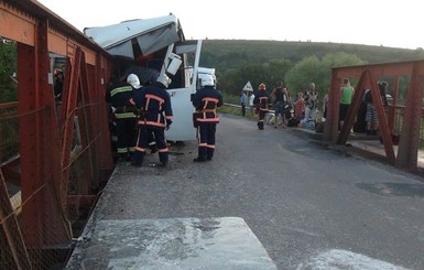 На Прикарпатье автобус с 50 заробитчанами разбился на мосту