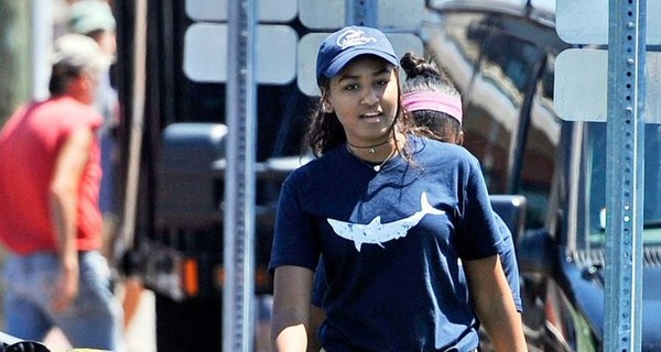 Дочь Обамы работает в рыбном ресторане 