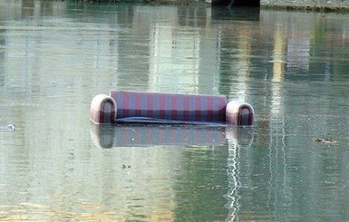 СМИ: во время олимпийского заплыва байдарочник врезался в диван 