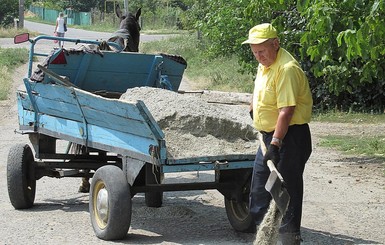 80-летний пенсионер сам отремонтировал улицу