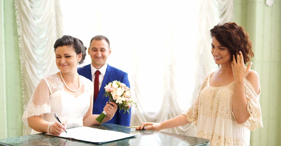 Оля Цибульская поженила в ЗАГСе три семьи