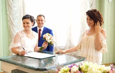 Оля Цибульская поженила в ЗАГСе три семьи