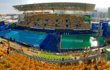 Прыгуны в воду испугались зеленой воды в олимпийском бассейне