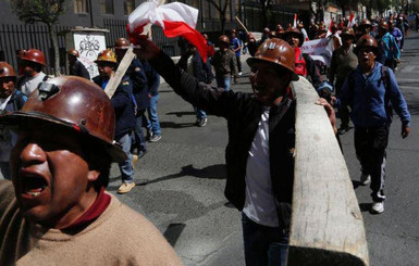 В Боливии шахтеры взяли в заложники полицейских