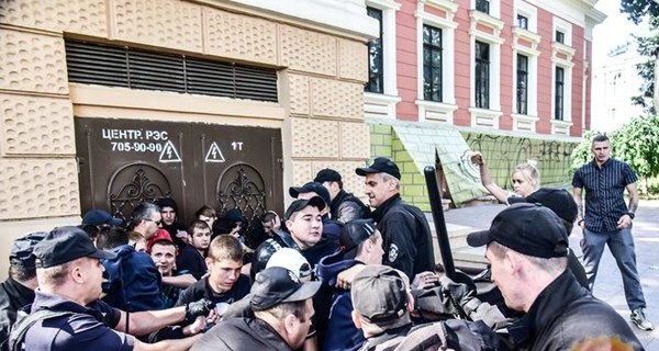 В Одессе задержаны 20 хулиганов, которые пытались устроить потасовку во время прайда