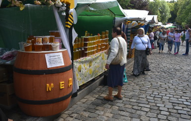 Медовая ярмарка в Лавре: цены кусаются 