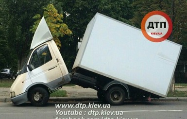 В Киеве на дороге грузовик 