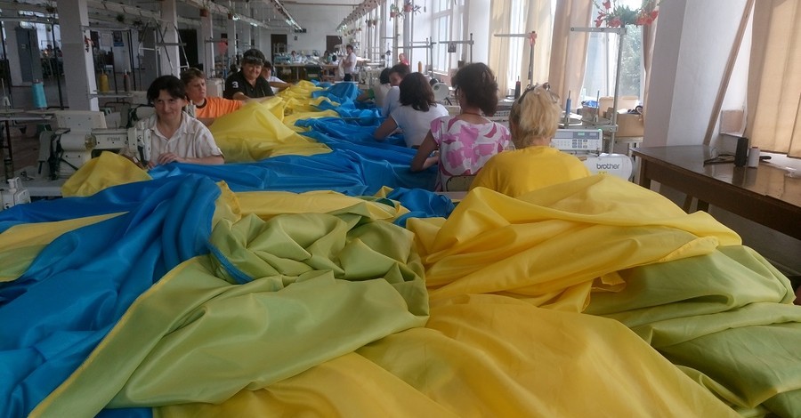 В Ужгороде неделю шили 100-метровый национальный флаг