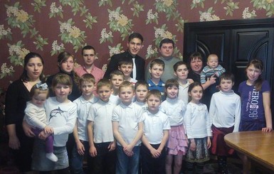 В самой большой в Украине семье воспитывают 19 детей 