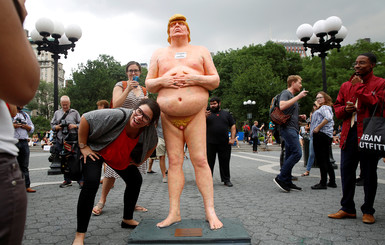 В США убрали скандальные статуи голого Дональда Трампа