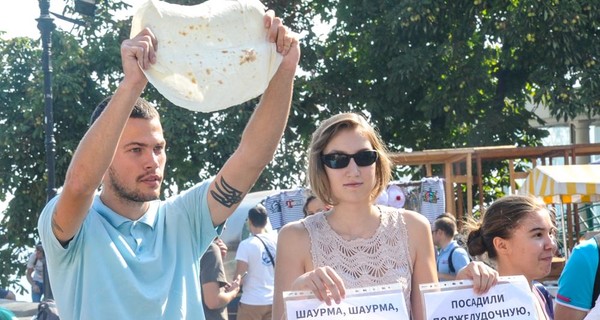 В Одессе прошел марш в защиту шаурмы