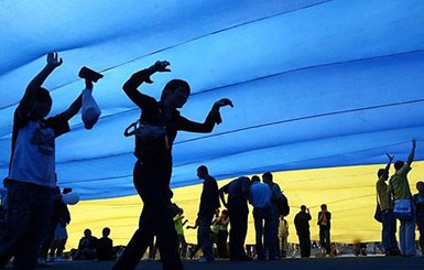 В День Независимости над небом Днепропетровщины развернут самый большой флаг Украины