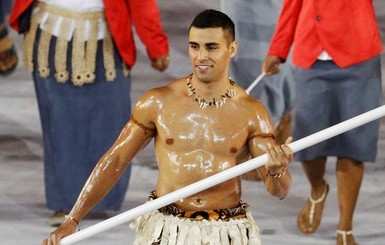 Полуголый знаменосец Тонга готовится удивить на закрытии Олимпиады