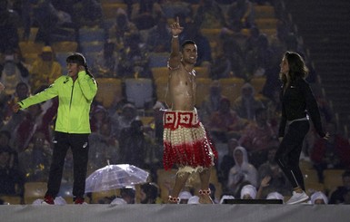 Обнаженный знаменосец из Тонга стал звездой церемонии закрытия Олимпиады в Рио