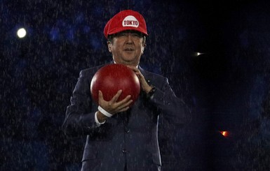 Премьер Японии принял олимпийскую эстафету в костюме Марио