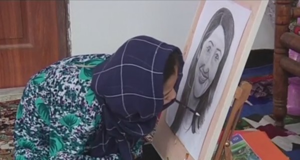 В Афганистане девочка с инвалидностью пишет картины ртом