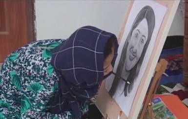 В Афганистане девочка с инвалидностью пишет картины ртом
