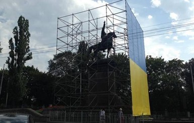 В Киеве оградили памятник Щорсу