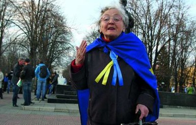 Соцсети: в Луганске арестовали пенсионерку с украинским флагом