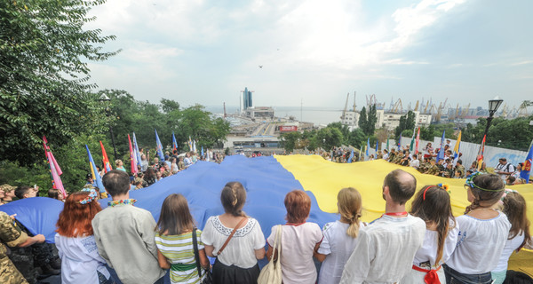 В Одессе над Потемкинской лестницей растянули 25-метровый флаг  