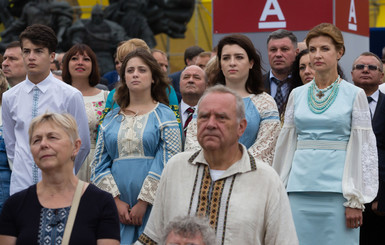 Дочери Порошенко пришли на парад в одинаковых платьях