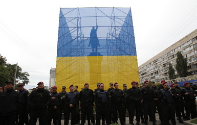 В Киеве пытались снести памятник Щорсу, но передумали