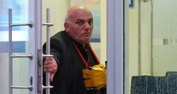 В Москве мужчина взял заложников в банке и угрожает всех взорвать