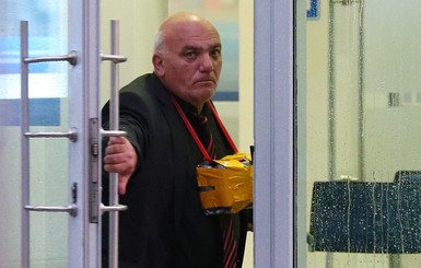 В Москве мужчина взял заложников в банке и угрожает всех взорвать
