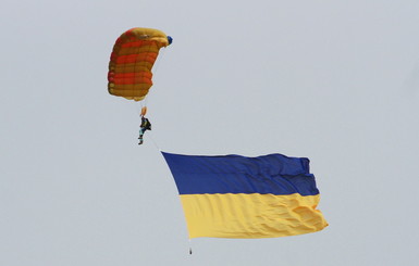 В Днепре парашютисты спустили с неба самый большой флаг Украины