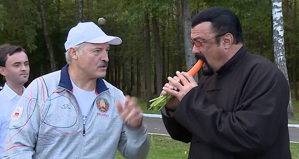 Лукашенко угостил Стивена Сигала салом и морковкой с грядки