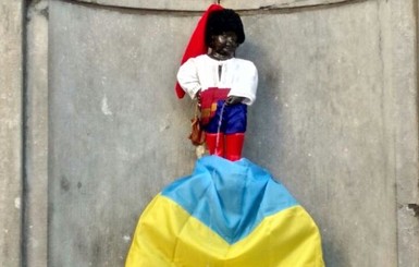 На Писающего мальчика одели флаг Украины