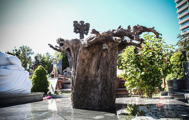 Через четыре года после смерти Ступки на его могиле появился памятник