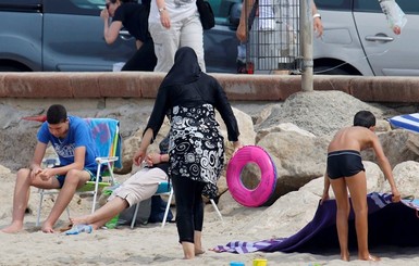 Мусульманкам во Франции разрешили носить буркини
