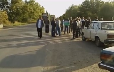 В Николаевской области перекрыли трассу и требуют отремонтировать дороги