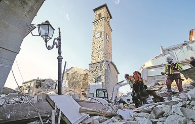 Землетрясение в Италии: колокольня XIII века устояла, а современные дома рухнули