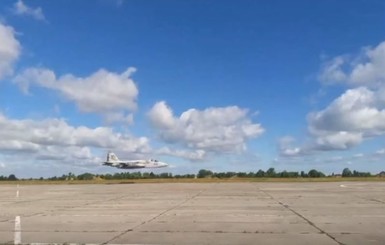 Штурмовик Су-25 пролетел над землей на сверхнизкой высоте